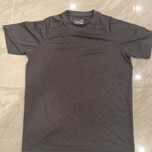 Under Armour heat gear dark gray tee shirt